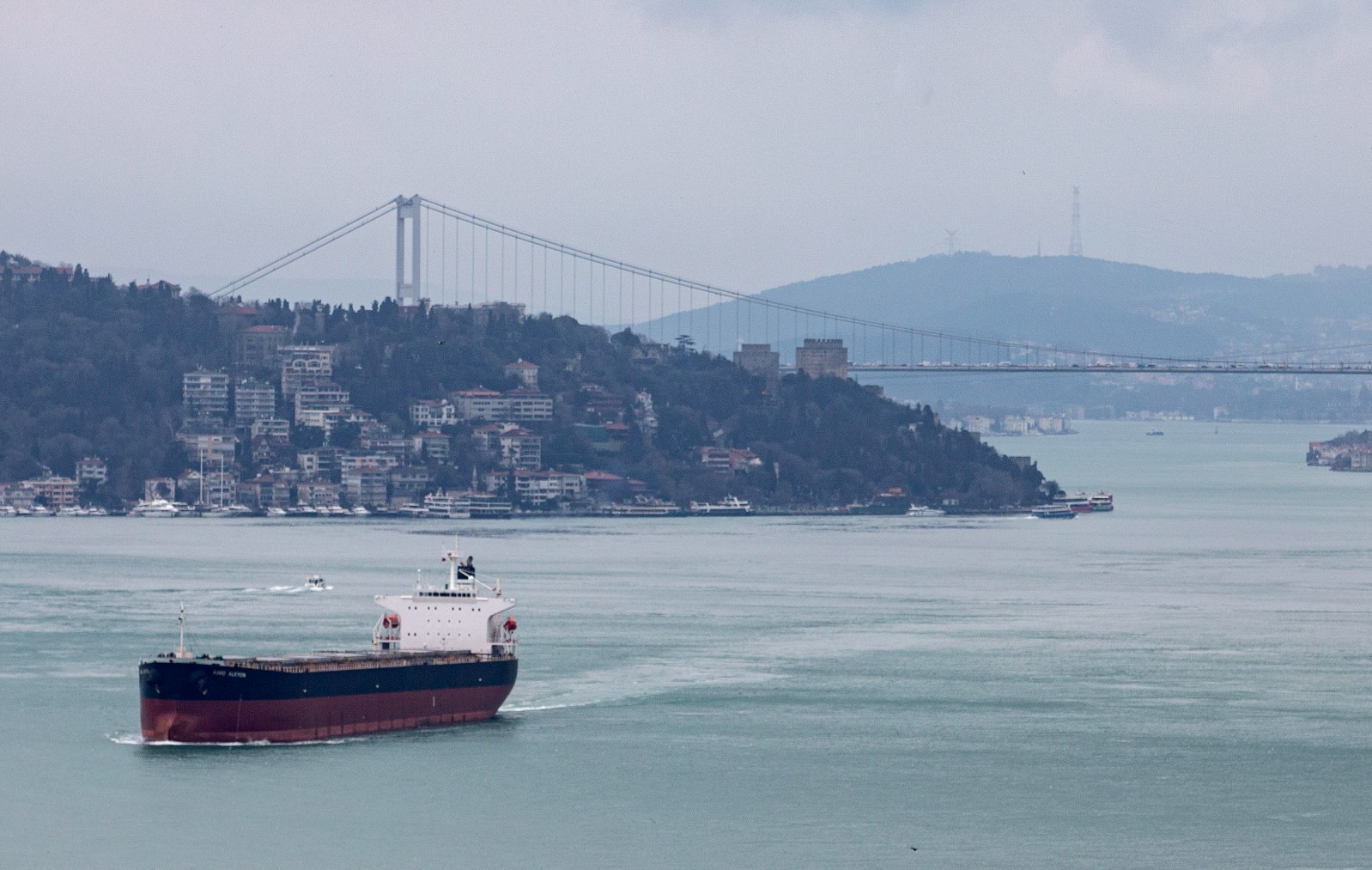 Кораб се повреди и затвори Босфора