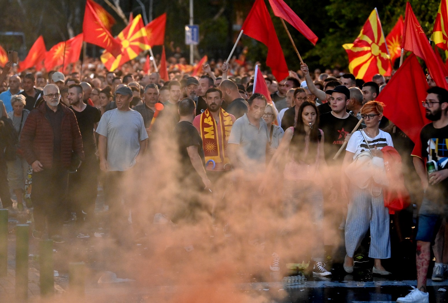 Трима полицаи са ранени при сблъсъци в Скопие