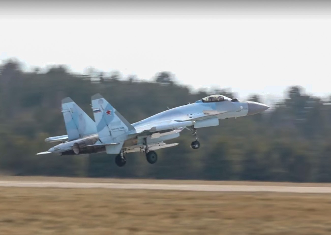 Руски самолет "Су-27"