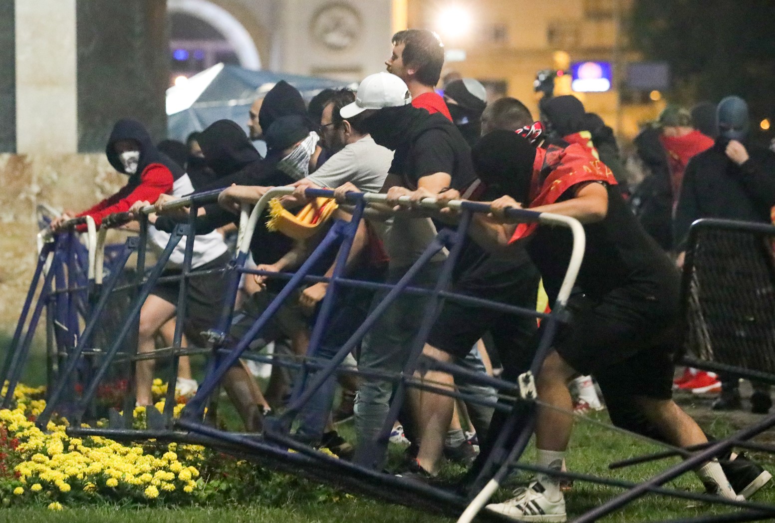 Хвърлилият "коктейли Молотов" на протеста в Скопие е изправен пред съда