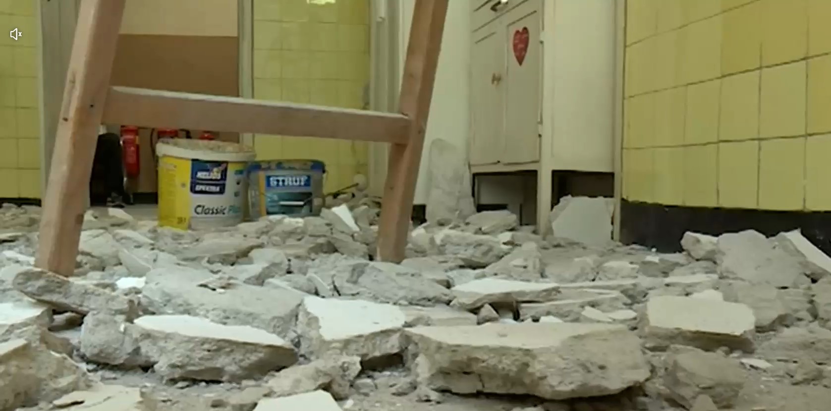 Таван в ботевградска поликлинка се срути върху лекар и трима пациенти