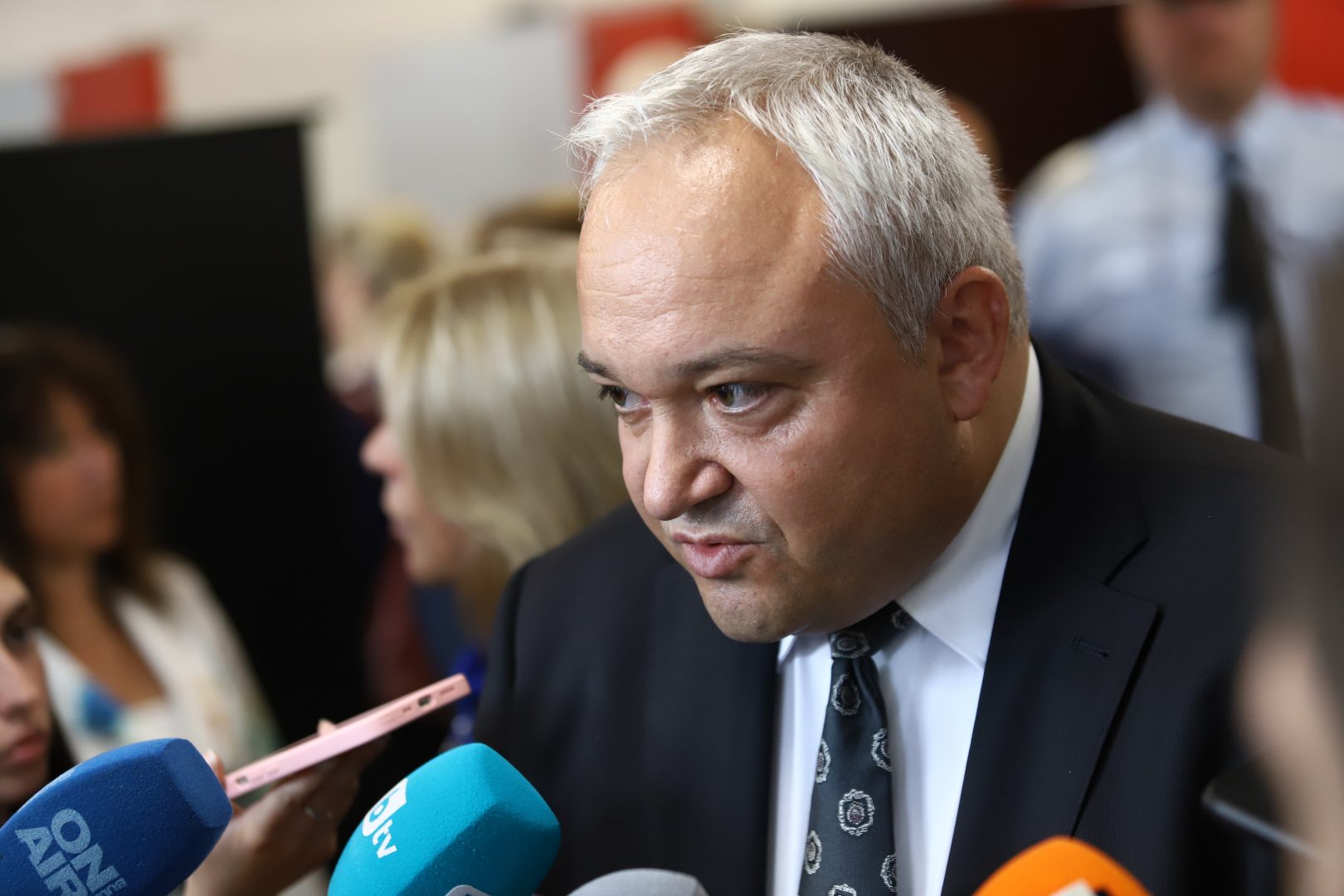 Отнети са служебните оръжия и карти на полицаите от Околовръстното