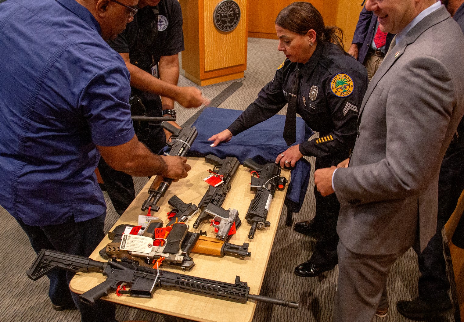 Данъчните в САЩ с повече оръжия от морските пехотинци