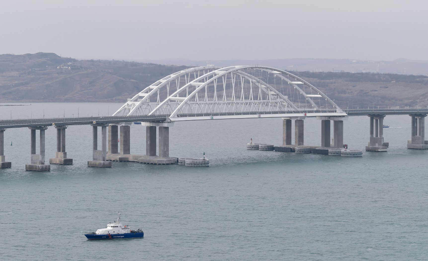 Украйна заплашва да демонтира Керченския мост