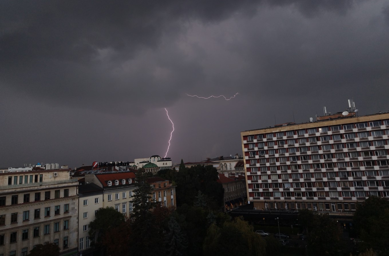 Няма опасност от преливане на реки в София заради бурята