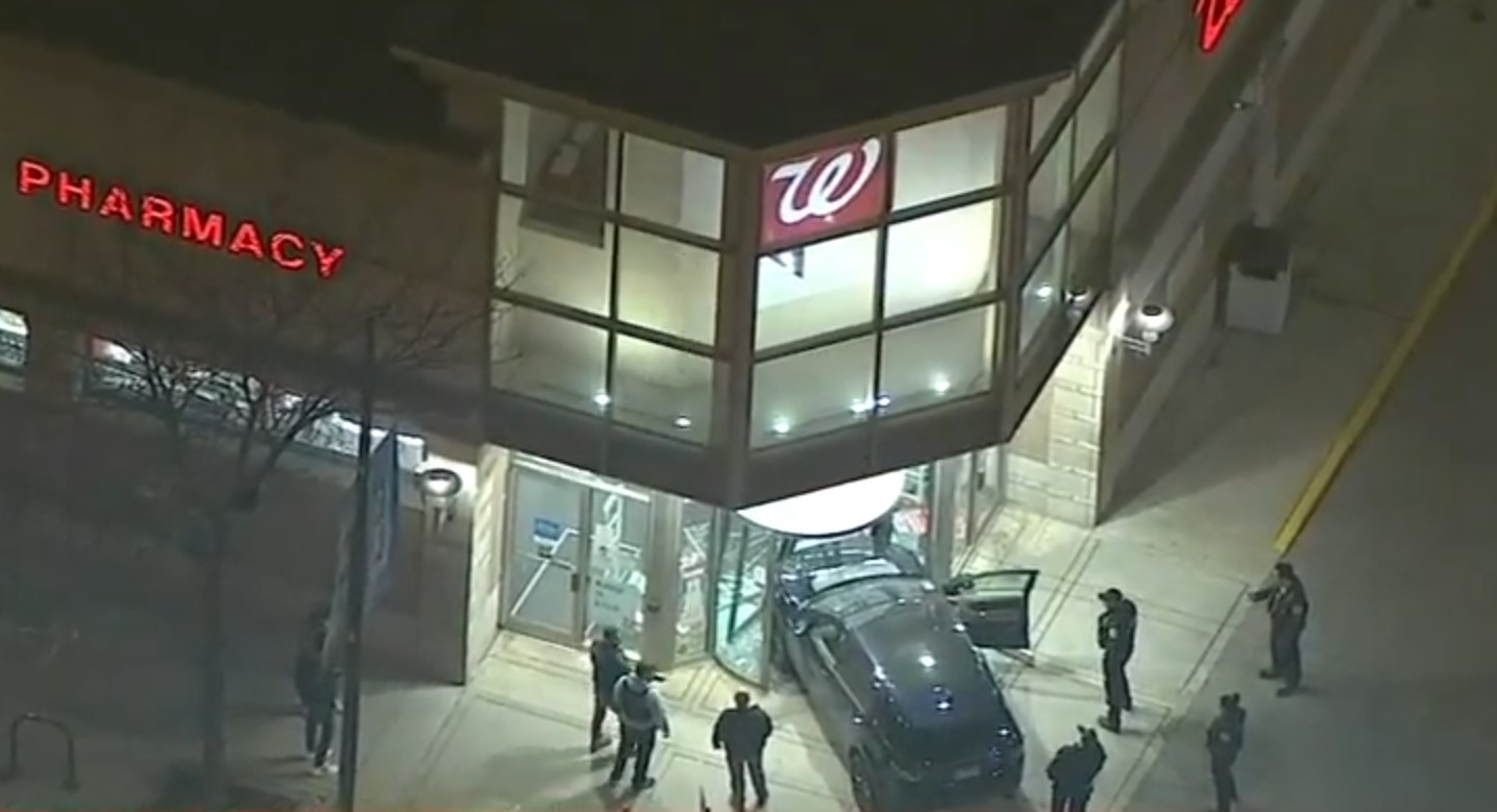 SUV се заби във витрина на Walgreens в Чикаго