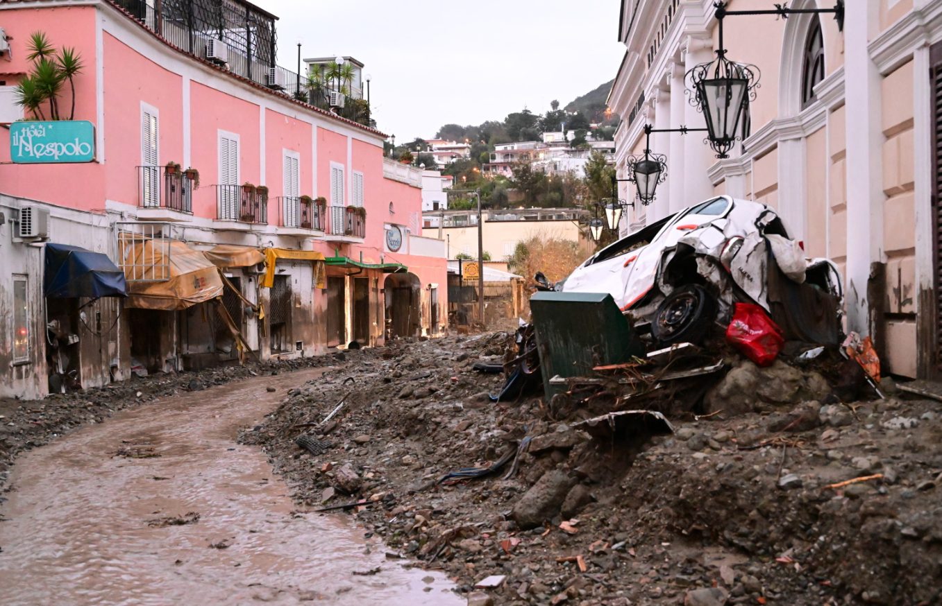 Намериха осем от изчезналите при свлачището в Италия. Един е починал, търсят още