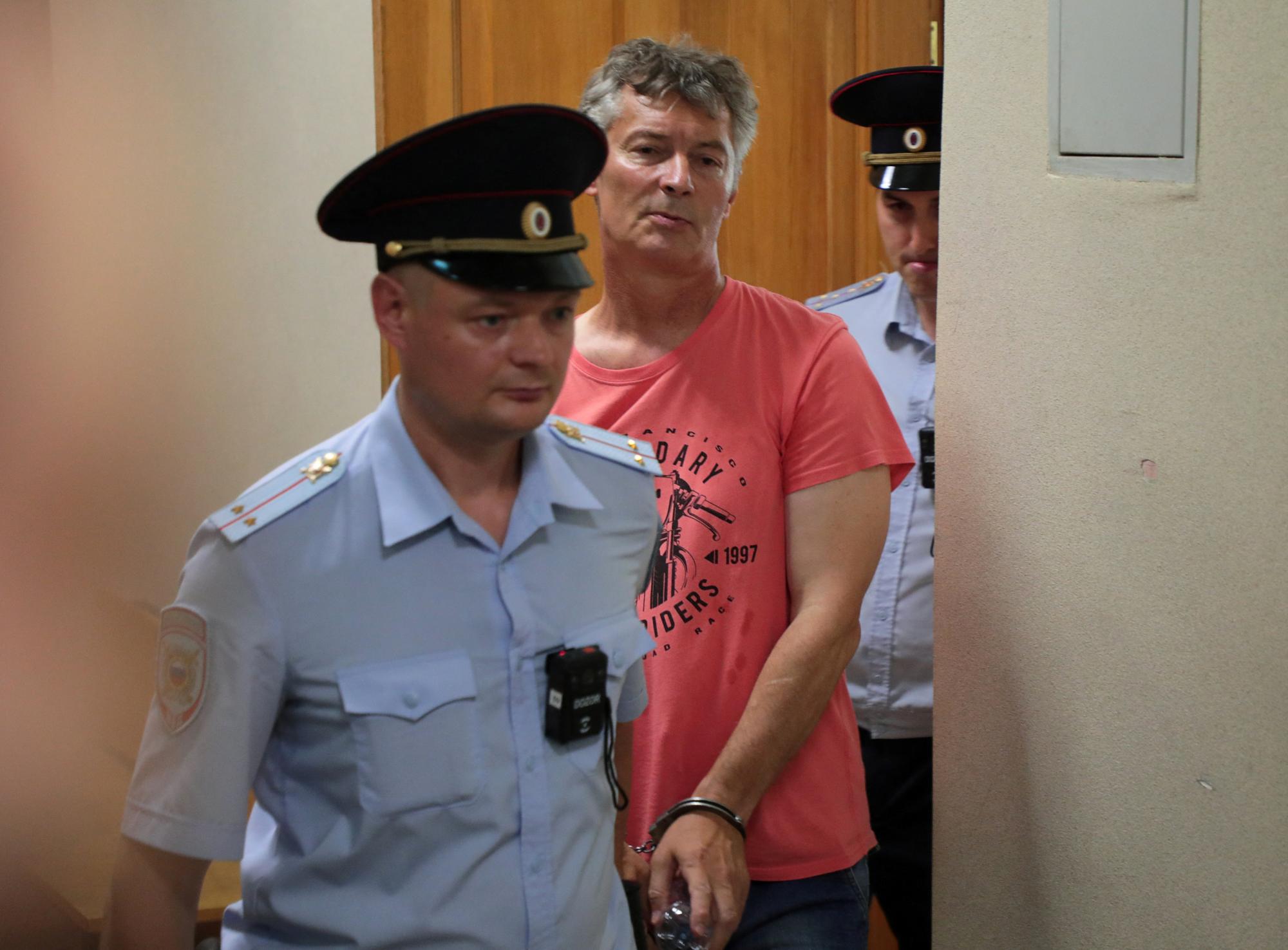 Заради статус в интернет: С 14 дни арест затварят устата на последния руски политик против войната