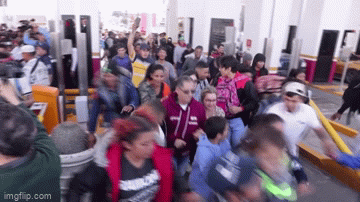 През Мексико: Стотици мигранти опитаха да щурмуват границата на САЩ (ВИДЕО)