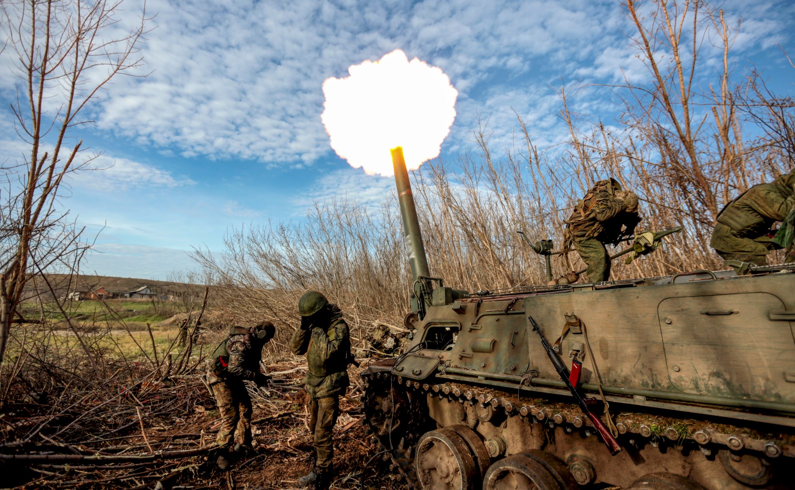 Кървави боеве в Бахмут: руснаците засилват атаките, украинците още не отстъпват