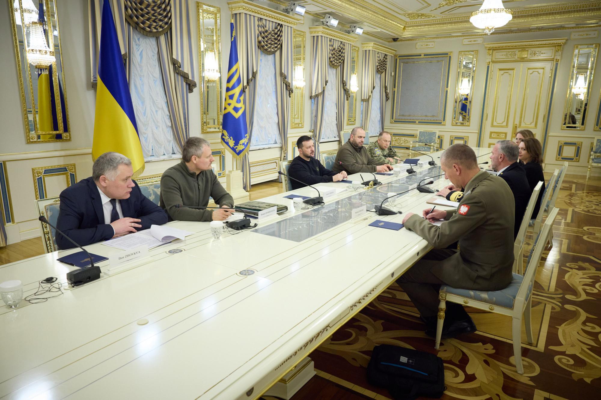 "Рестартиране на властта": Зеленски прави рокади и в правителството и екипа си