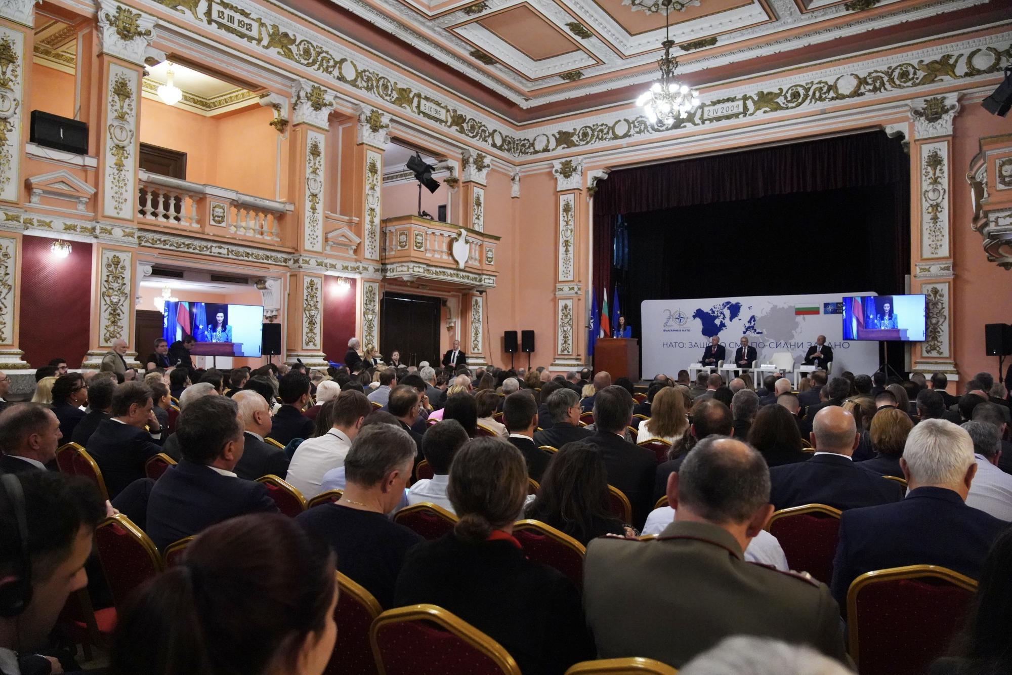 "Защото сме по-силни заедно": 20 години България в НАТО