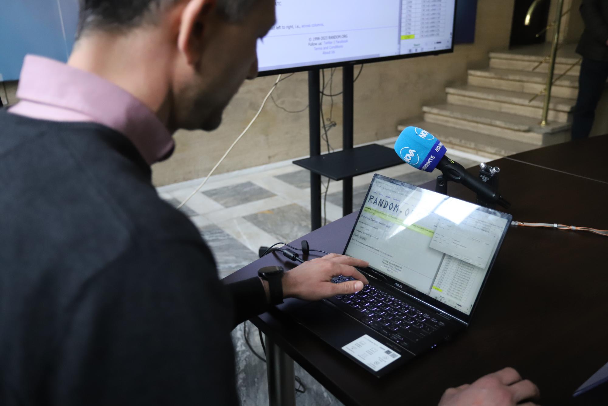 Търсят се IT експерти за машините за гласуване