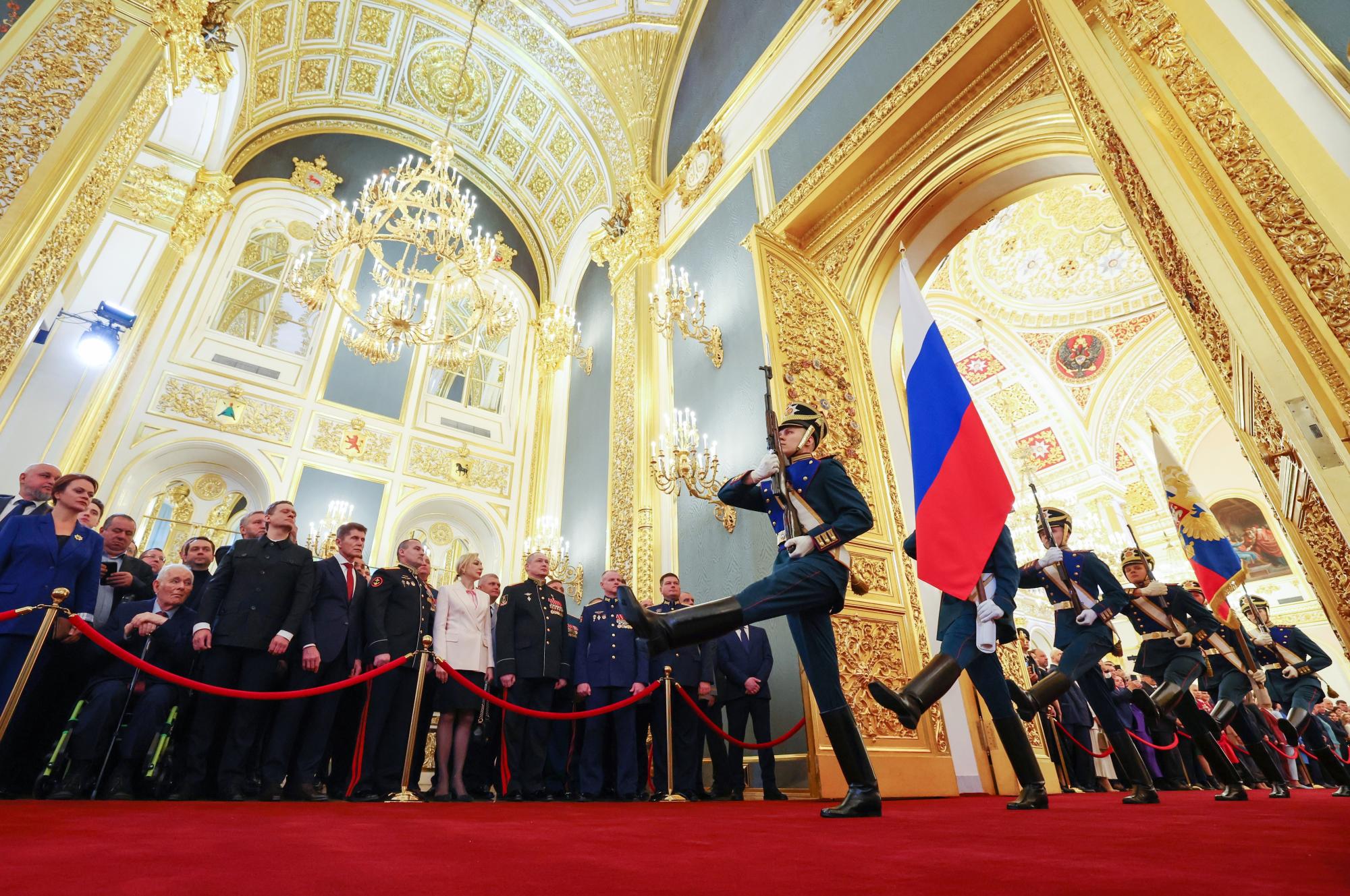 От КГБ до Кремъл: Диктаторът Путин положи клетва и обеща победа на руснаците (СНИМКИ)