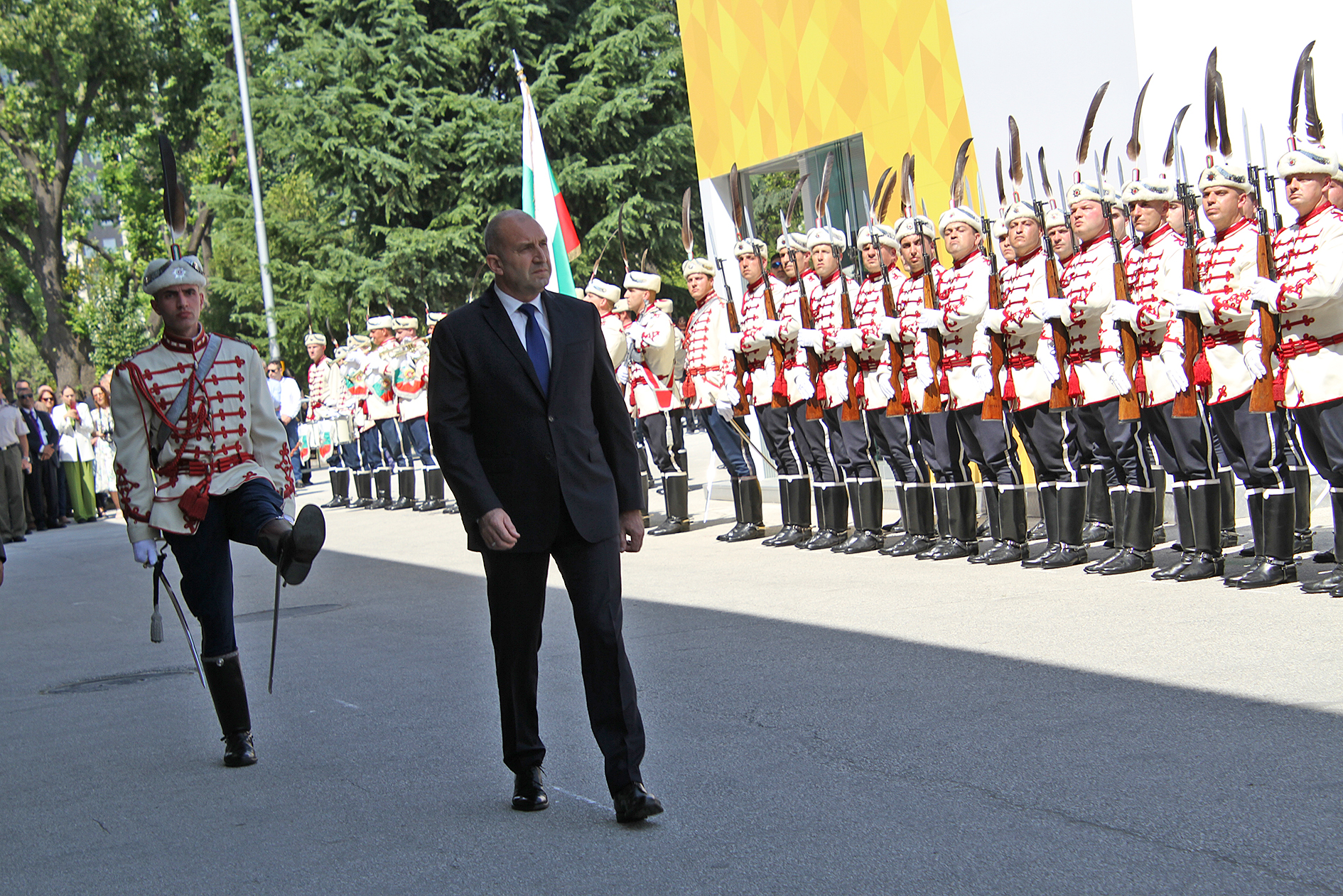 Главчев пита НС: Има ли място Румен Радев на срещата на НАТО в САЩ