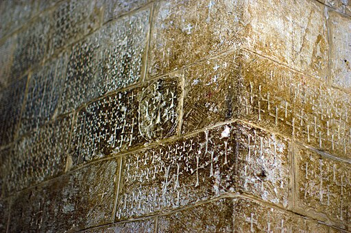 Кръстове, издълбани от кръстоносците, по стените на църквата. Victorgrigas/Wikimedia Commons
